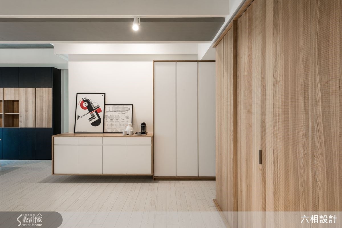 以造型簡約的白色展示櫃作為此處端景平台,讓空間在開闊之中也不顯單調無趣,同時也讓收納機能更加便利實用。 以造型簡約的白色展示櫃作為此處端景平台,讓空間在開闊之中也不顯單調無趣,同時也讓收納機能更加便利實用。