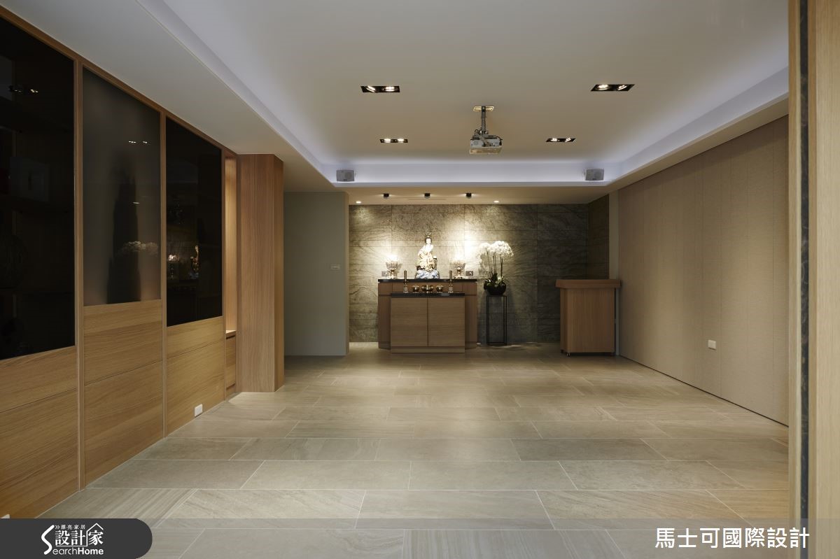 主廳採用片岩為主牆與灰大理石地板描繪寫意山洞般的意象,左右陳列文物藝品陶冶文化美學;牆後方規劃大儲藏室完整收納聚會桌椅。 主廳採用片岩為主牆與灰大理石地板描繪寫意山洞般的意象,左右陳列文物藝品陶冶文化美學;牆後方規劃大儲藏室完整收納聚會桌椅。