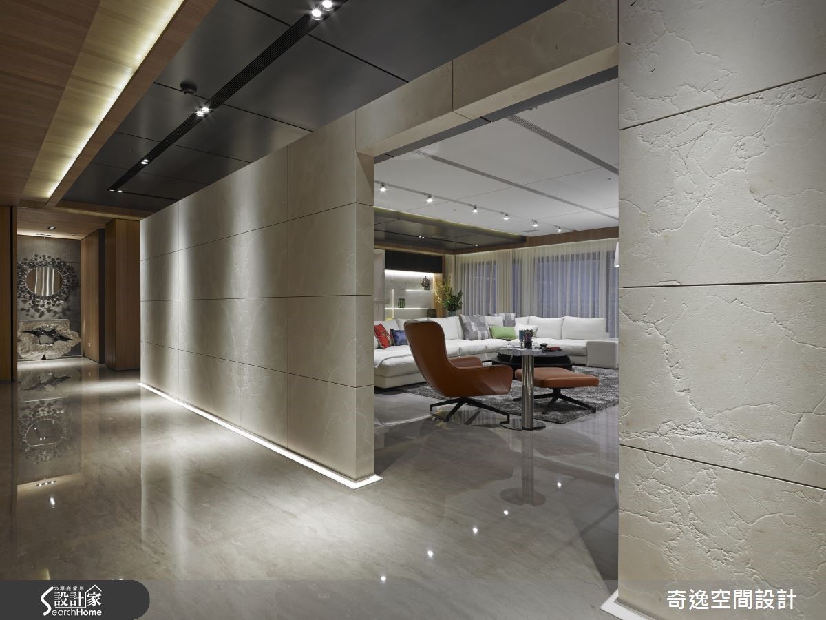 在室內矗立雅典娜仿古石材牆畫分玄關與客廳,營造一入門的磅礴氣勢,顯現業主的非凡身價;但牆面刻意與金屬美耐板的天花板隔開距離,讓空間沉穩中帶有通透感。 在室內矗立雅典娜仿古石材牆畫分玄關與客廳,營造一入門的磅礴氣勢,顯現業主的非凡身價;但牆面刻意與金屬美耐板的天花板隔開距離,讓空間沉穩中帶有通透感。