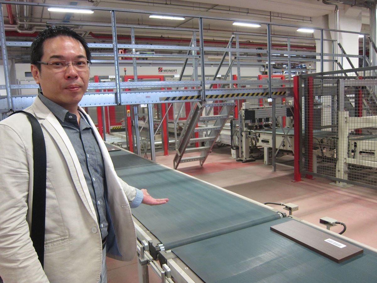 熟悉台灣系統櫥櫃產業的創空間副總李冠緯表示,在 Colombini CASA 工廠每一塊板材都有自己專屬的條碼,經過掃描即分流送往不同區域繼續下一個生產流程,透過精密的電腦運作確保品管。 熟悉台灣系統櫥櫃產業的創空間副總李冠緯表示,在 Colombini CASA 工廠每一塊板材都有自己專屬的條碼,經過掃描即分流送往不同區域繼續下一個生產流程,透過精密的電腦運作確保品管。