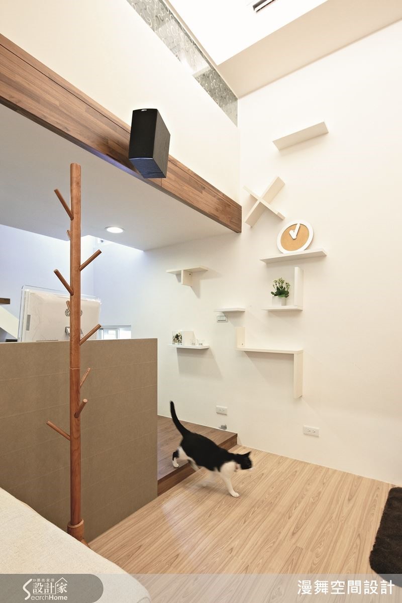 例如:本案在牆面上打造出富有趣味造型的層板設計,不但可以作為貓跳台使用,未來若是沒有繼續養貓,也可以當作擺設裝飾或書籍的展示層架,功能多多。 例如:本案在牆面上打造出富有趣味造型的層板設計,不但可以作為貓跳台使用,未來若是沒有繼續養貓,也可以當作擺設裝飾或書籍的展示層架,功能多多。