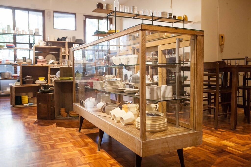 圖片提供_小器 X Macaroni cafe & bakery Taipei 利用多元展示工具傳達每一件商品的特殊之處,是否很像雜貨店的玻璃櫃台老件呢? 圖片提供_小器 X Macaroni cafe & bakery Taipei 利用多元展示工具傳達每一件商品的特殊之處,是否很像雜貨店的玻璃櫃台老件呢?