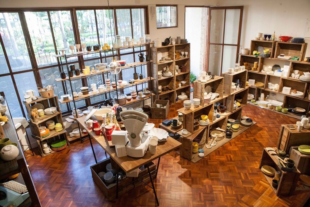 圖片提供_小器 X Macaroni cafe & bakery Taipei 保留民宅大部分原貌,以大量木作與鐵件呈現溫潤、優雅的氣息,人字拼木地板為空間增添富有層次的自然紋理。 圖片提供_小器 X Macaroni cafe & bakery Taipei 保留民宅大部分原貌,以大量木作與鐵件呈現溫潤、優雅的氣息,人字拼木地板為空間增添富有層次的自然紋理。