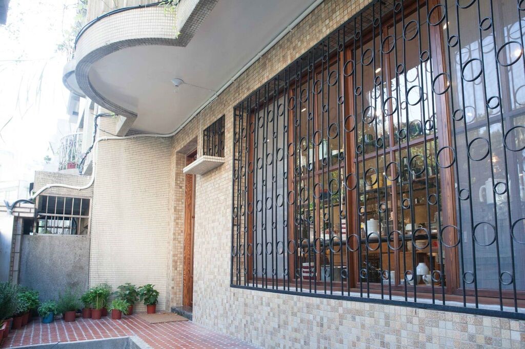 圖片提供_小器 X Macaroni cafe & bakery Taipei 保留台灣建築原始的鐵窗花,呈現復古真實的時代氣息。 圖片提供_小器 X Macaroni cafe & bakery Taipei 保留台灣建築原始的鐵窗花,呈現復古真實的時代氣息。