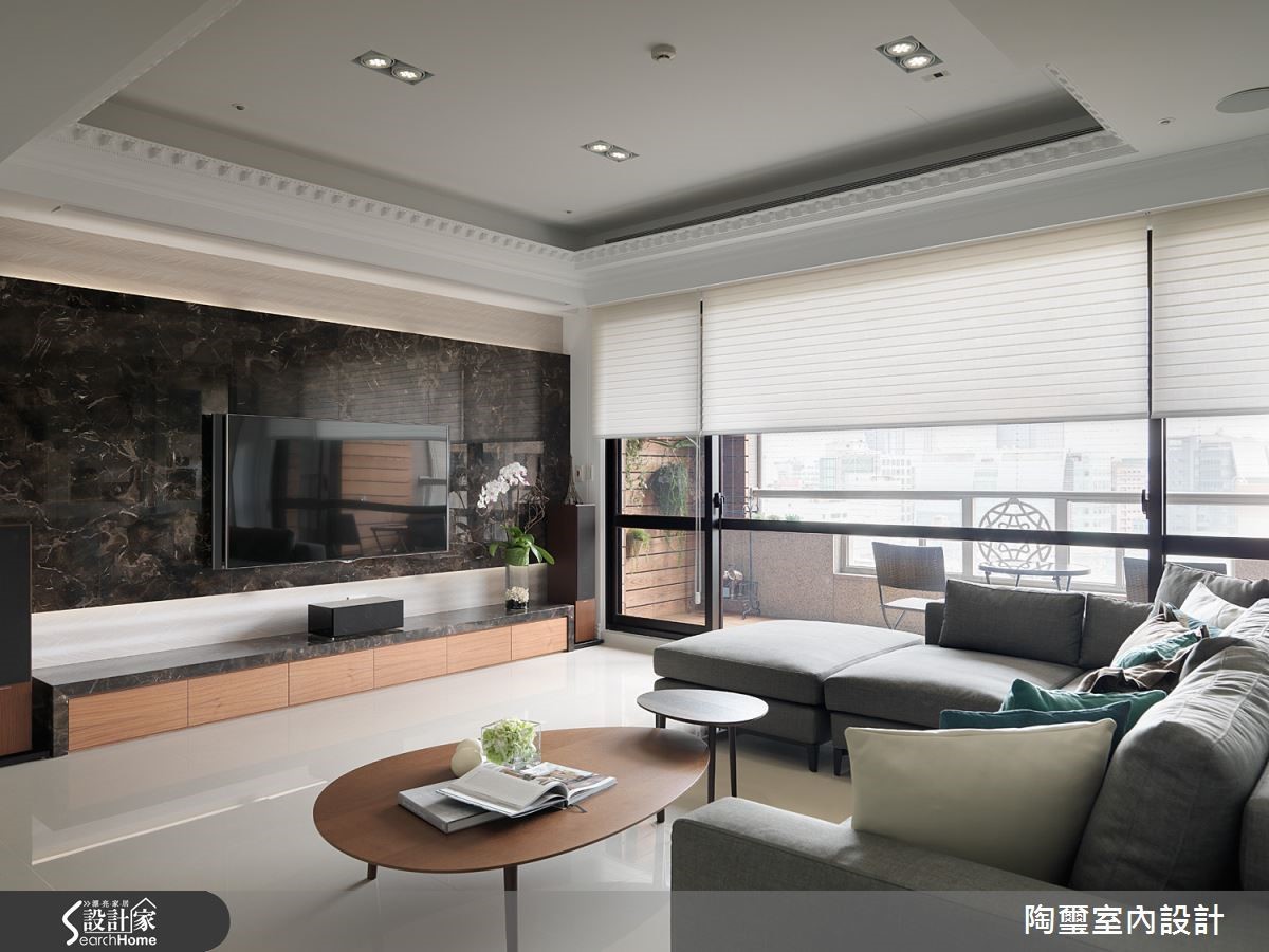 隱約閃現著細金紋理的深黑大理石形塑電視牆,讓空間更顯大器。 隱約閃現著細金紋理的深黑大理石形塑電視牆,讓空間更顯大器。