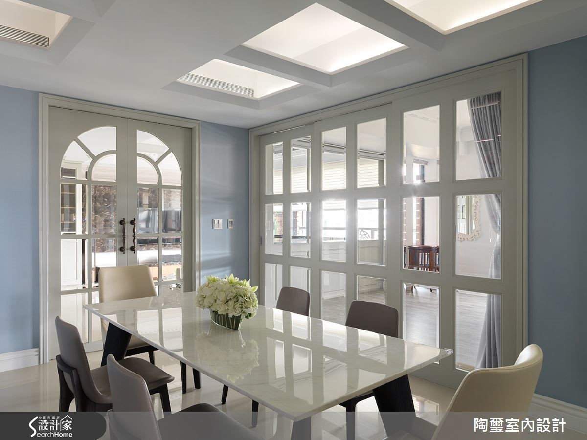 書房與餐廳之間則以格柵拉門界定,餐廳上方天花板的形式亦與之呼應。 書房與餐廳之間則以格柵拉門界定,餐廳上方天花板的形式亦與之呼應。