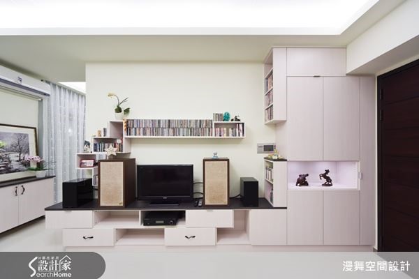 客廳電視牆往往也兼具展示機能的效果,透過虛實量體表現與展示層架設計,再加上燈光元素,電視牆也可以既實用又好看。(看完整案例:漫舞_18) 客廳電視牆往往也兼具展示機能的效果,透過虛實量體表現與展示層架設計,再加上燈光元素,電視牆也可以既實用又好看。(看完整案例:漫舞_18)