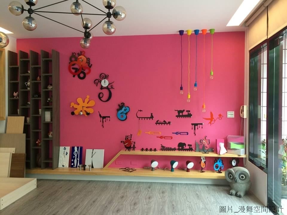 像小編其實很容易購物衝動,到了一般大型傢飾店常常大失手買回一堆雜物,但其實又不適合家裡的風格……因此,為了荷包著想,小編現在都偷懶直接到林育如設計師所創立的「YIKO Design 伊可傢俬」添購居家佈置小物呢! 像小編其實很容易購物衝動,到了一般大型傢飾店常常大失手買回一堆雜物,但其實又不適合家裡的風格……因此,為了荷包著想,小編現在都偷懶直接到林育如設計師所創立的「YIKO Design 伊可傢俬」添購居家佈置小物呢!