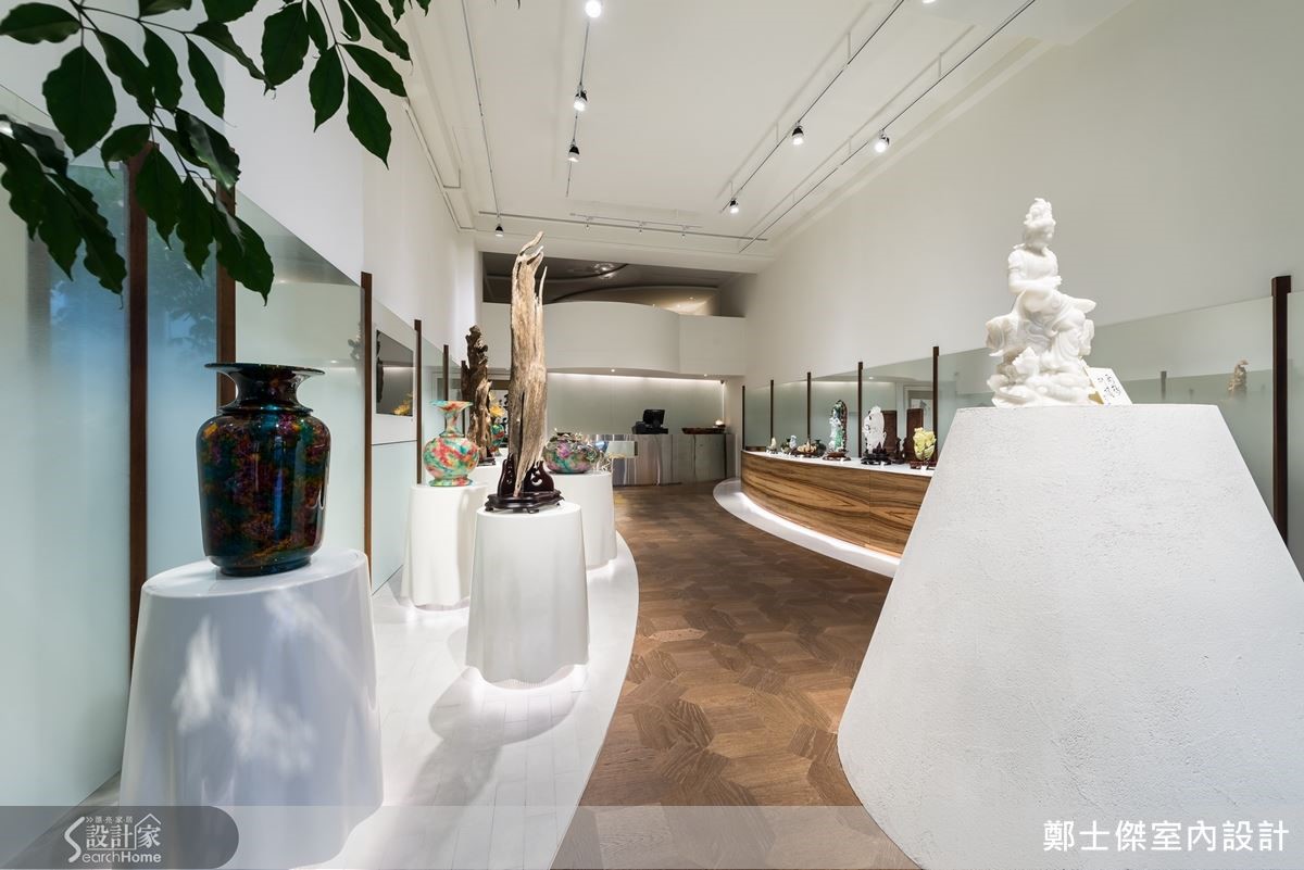 以中軸線為走道,自然區分左右不同的用餐區或展示區。 以中軸線為走道,自然區分左右不同的用餐區或展示區。