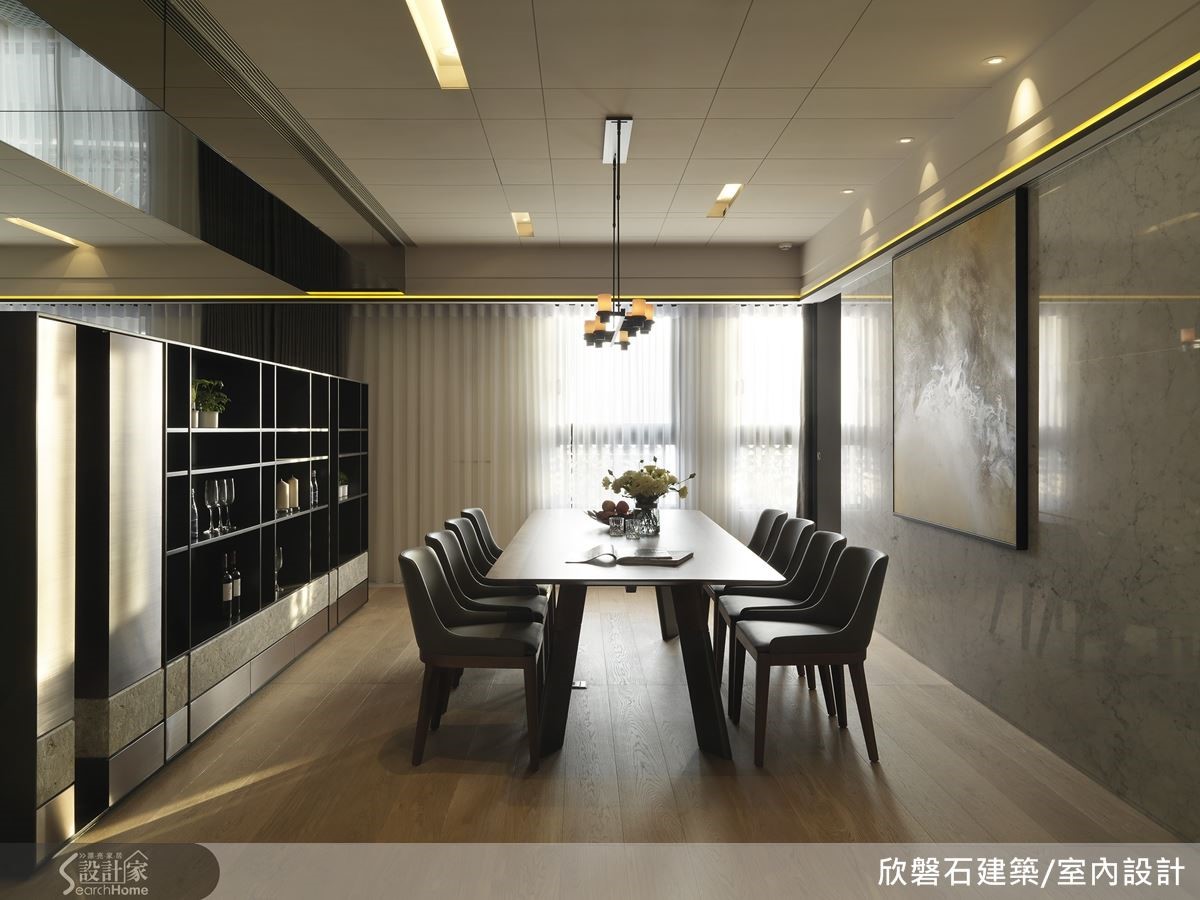 簡雅客廳還能瞬間化為私人戲院!設計師統合屋主需求,在裝修時修改迴路,運用情境模式軟體來整合燈光、電動窗簾與各項影音設備。使用時,只需平板一鍵敲擊,窗簾自動拉攏、燈光暗下、大型銀幕展開,好戲登場! 簡雅客廳還能瞬間化為私人戲院!設計師統合屋主需求,在裝修時修改迴路,運用情境模式軟體來整合燈光、電動窗簾與各項影音設備。使用時,只需平板一鍵敲擊,窗簾自動拉攏、燈光暗下、大型銀幕展開,好戲登場!