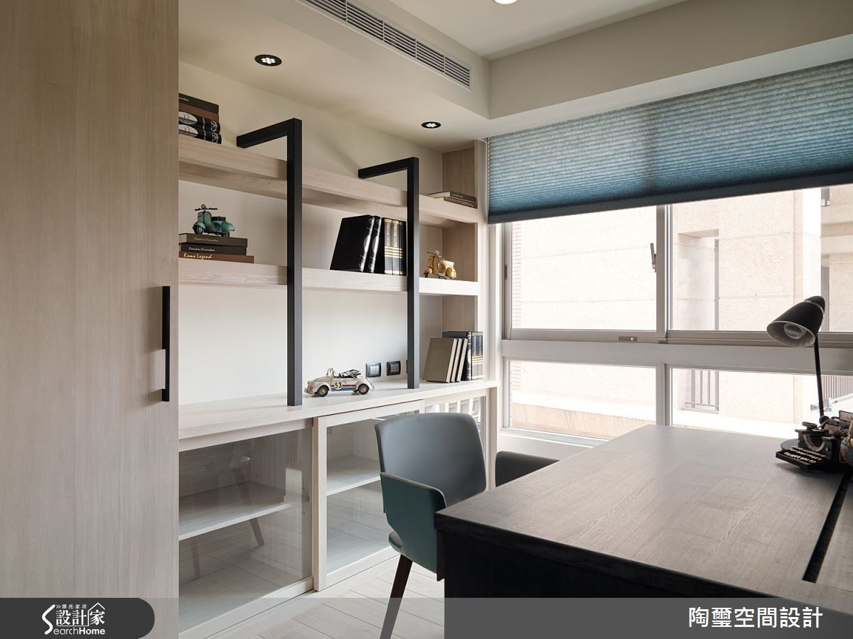 除了書房功能之外,因為地坪鋪設超耐磨木地板,亦可做為客臥使用。 除了書房功能之外,因為地坪鋪設超耐磨木地板,亦可做為客臥使用。