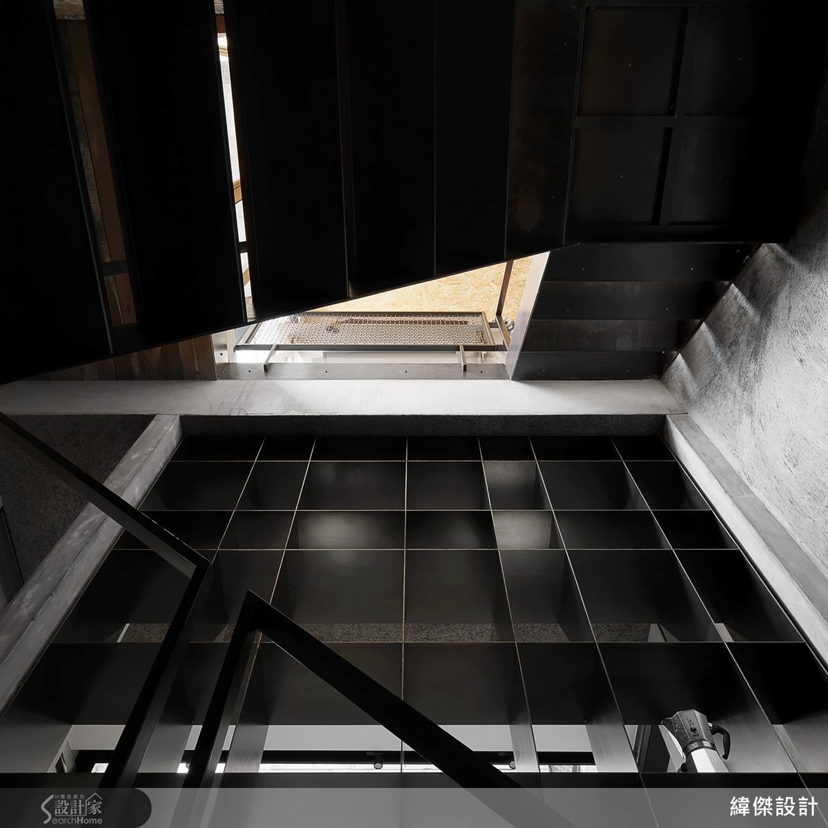 定位縱軸樓梯,打開空間束縛,定位合理的格局動線,轉化狹長建築為基地優勢,成就陽光、空氣對流順暢的清新好宅。 定位縱軸樓梯,打開空間束縛,定位合理的格局動線,轉化狹長建築為基地優勢,成就陽光、空氣對流順暢的清新好宅。