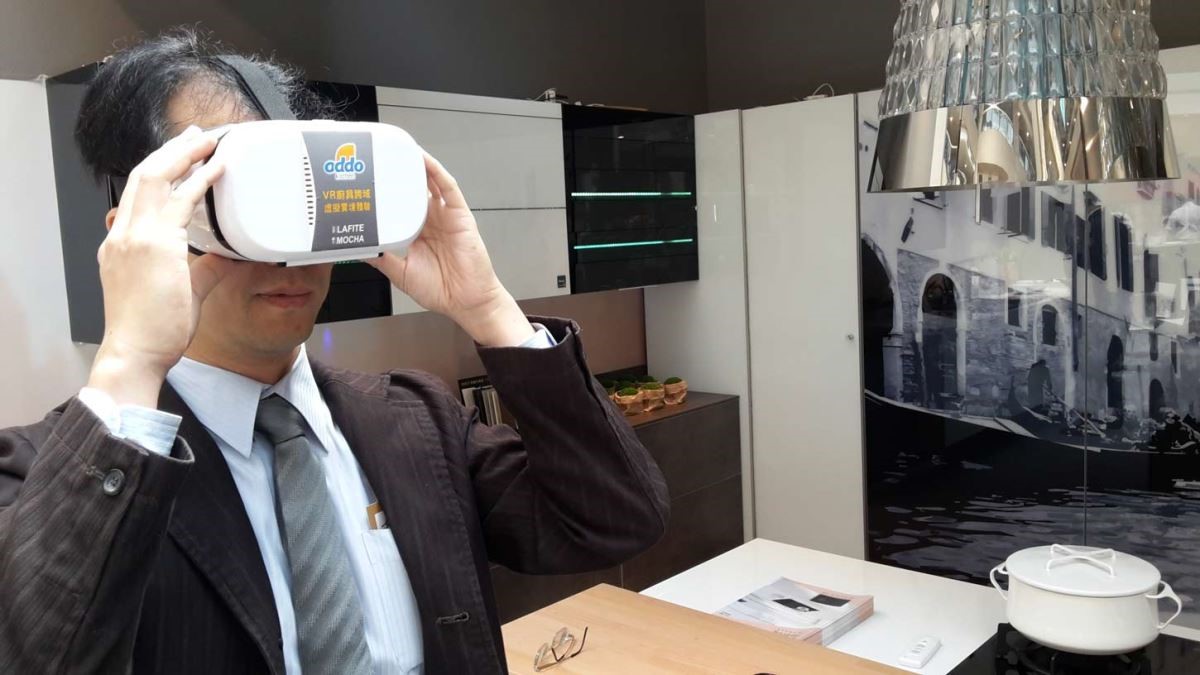 在《 2016 台灣室內設計․材料大展》,雅登廚飾引進最夯的話題--「 VR 虛擬實境」,讓消費者感受嶄新的廚具設計概念。 在《 2016 台灣室內設計․材料大展》,雅登廚飾引進最夯的話題--「 VR 虛擬實境」,讓消費者感受嶄新的廚具設計概念。