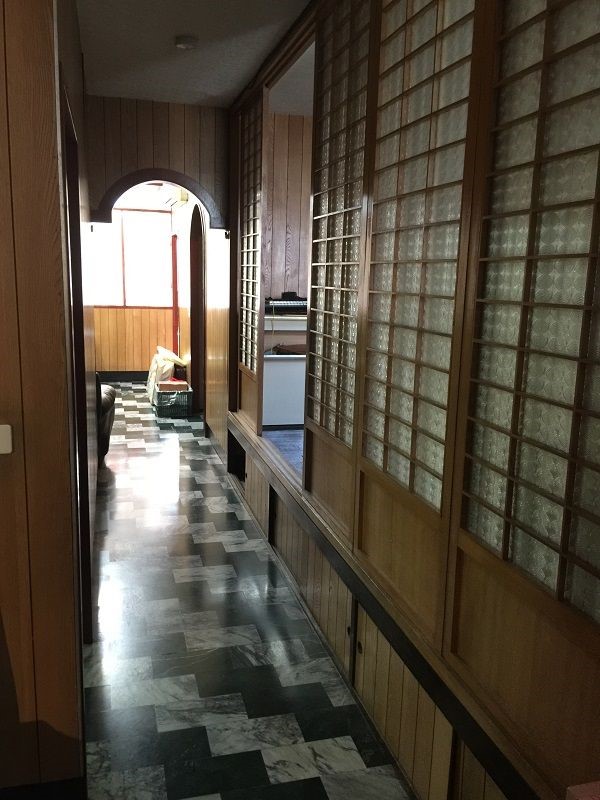 由客廳通往內部的走廊陰暗狹長,夾在曾遭蟻害的和室與次臥之間,成為光源的死角,也是育如設計師小時候晚上最怕經過的地方。 由客廳通往內部的走廊陰暗狹長,夾在曾遭蟻害的和室與次臥之間,成為光源的死角,也是育如設計師小時候晚上最怕經過的地方。