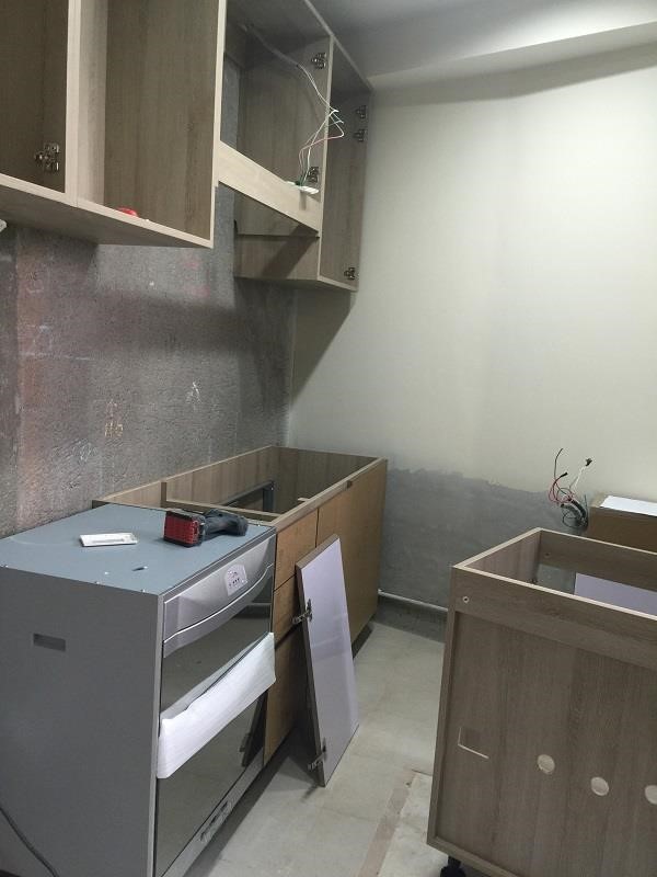 已預做桶身的系統廚具相當節省現場作業時間,只需半天的作業,就能完成廚具櫃體的雛型框架。 已預做桶身的系統廚具相當節省現場作業時間,只需半天的作業,就能完成廚具櫃體的雛型框架。