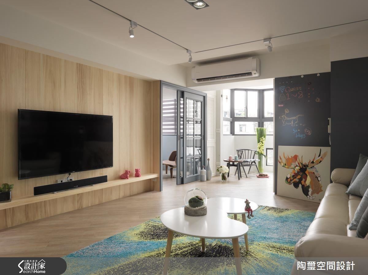 設計師破除致命格局缺失,讓原先陰暗潮濕的老屋空間化身時尚清爽的甜蜜新婚宅。 設計師破除致命格局缺失,讓原先陰暗潮濕的老屋空間化身時尚清爽的甜蜜新婚宅。