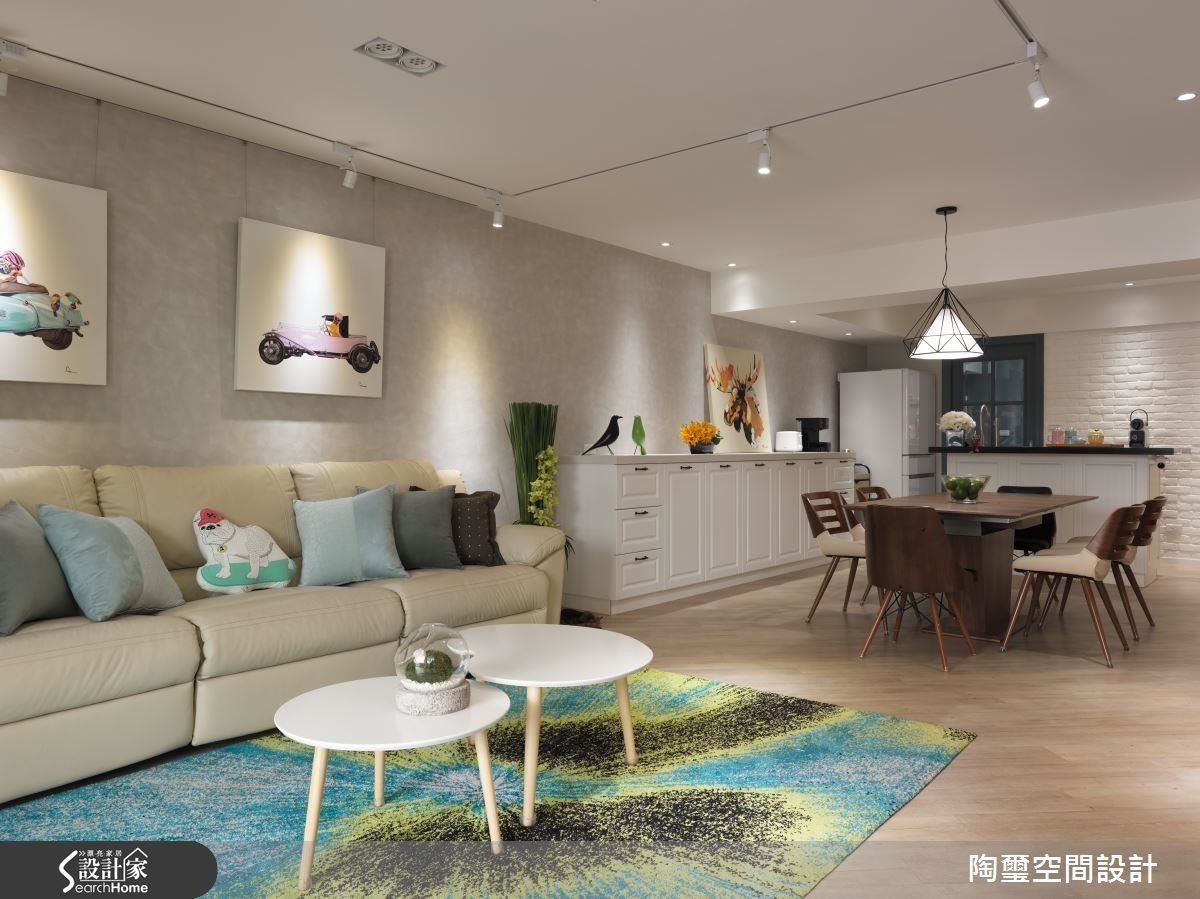 由於房屋後段受光面積較小,設計師選擇以純白色調作為基底,提升空間亮度。 由於房屋後段受光面積較小,設計師選擇以純白色調作為基底,提升空間亮度。