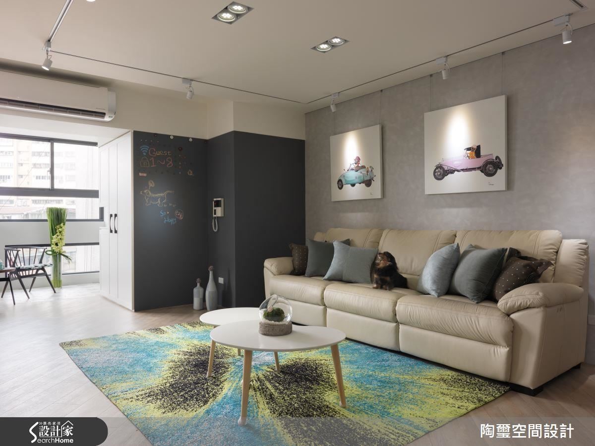 設計師為年輕的屋主夫妻在整體空間內注入生機蓬勃的清爽色彩之外,更以大面積黑板漆為空間增添層次與趣味性。 設計師為年輕的屋主夫妻在整體空間內注入生機蓬勃的清爽色彩之外,更以大面積黑板漆為空間增添層次與趣味性。