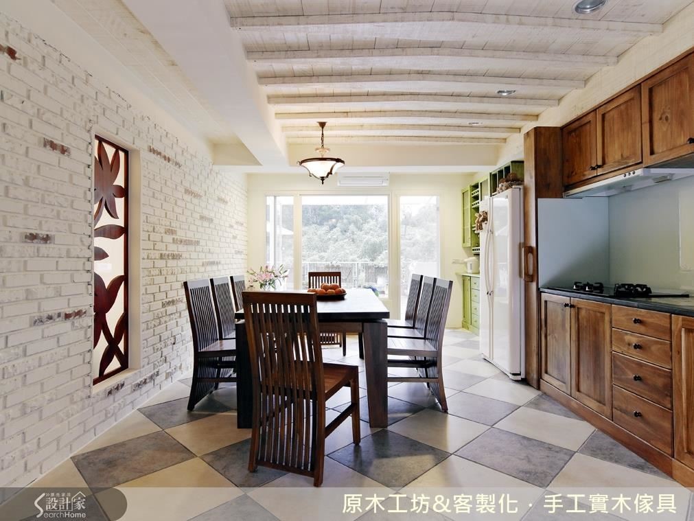 溫馨、寬敞、明亮,擁有最美的元素:採光。因為光源充足,以深色的餐桌、櫥櫃,也不用擔心,保留大片的落地窗採光,引光入室,把大自然的美帶進來,就是最美的設計。 溫馨、寬敞、明亮,擁有最美的元素:採光。因為光源充足,以深色的餐桌、櫥櫃,也不用擔心,保留大片的落地窗採光,引光入室,把大自然的美帶進來,就是最美的設計。
