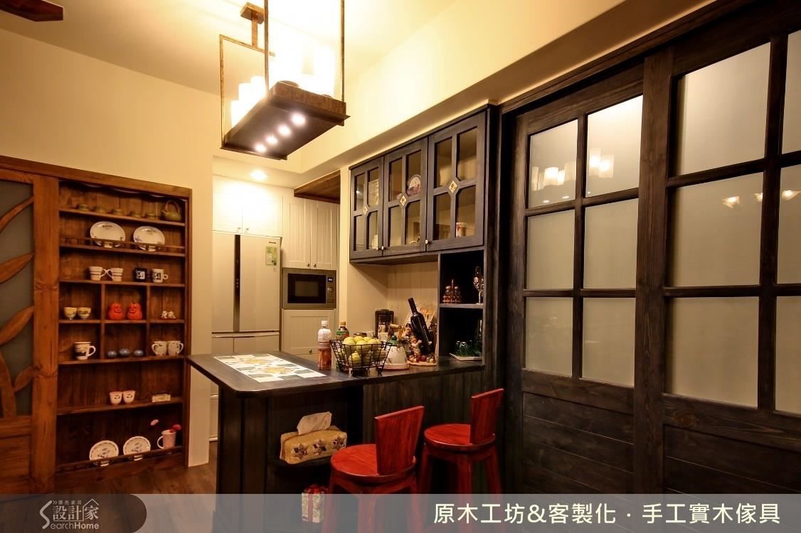 因室內空間不大,木草造型的拉門,是掩蔽展示櫃的造型門,也是另一處空間的拉門。屋主以收納為廚房設計的主軸,以吧檯的形式作呈現。設計師將整體櫥櫃、吧檯、流理檯都做收納的延伸,落地的部分還保留雙面櫃的功能,對內收納電器,對外做雜物收納,讓屋主夫妻有充分的收納選擇又可以享受下廚時,相互聊天對談的生活情趣。 因室內空間不大,木草造型的拉門,是掩蔽展示櫃的造型門,也是另一處空間的拉門。屋主以收納為廚房設計的主軸,以吧檯的形式作呈現。設計師將整體櫥櫃、吧檯、流理檯都做收納的延伸,落地的部分還保留雙面櫃的功能,對內收納電器,對外做雜物收納,讓屋主夫妻有充分的收納選擇又可以享受下廚時,相互聊天對談的生活情趣。