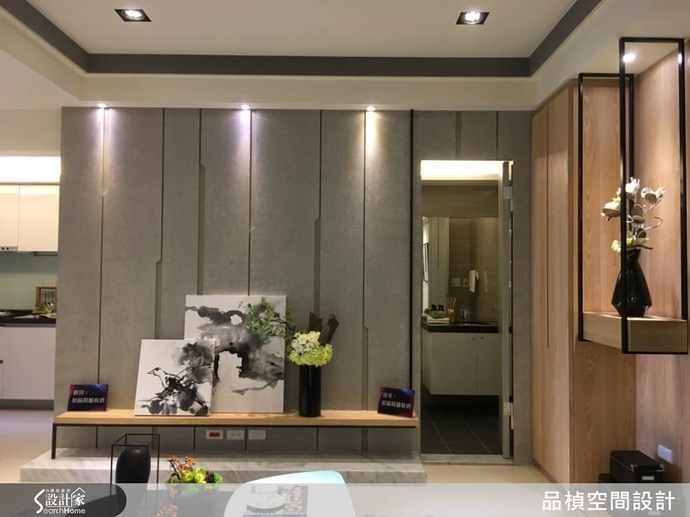 公領域客廳,挪動衛浴開門位置,換出完整電視主牆,整塑完整空間場域。 公領域客廳,挪動衛浴開門位置,換出完整電視主牆,整塑完整空間場域。