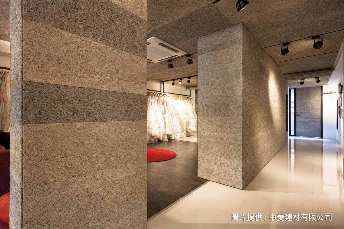 以跳色鑽泥板自然分割牆面,增加層次感,卻不搶去展品主角丰采。 以跳色鑽泥板自然分割牆面,增加層次感,卻不搶去展品主角丰采。