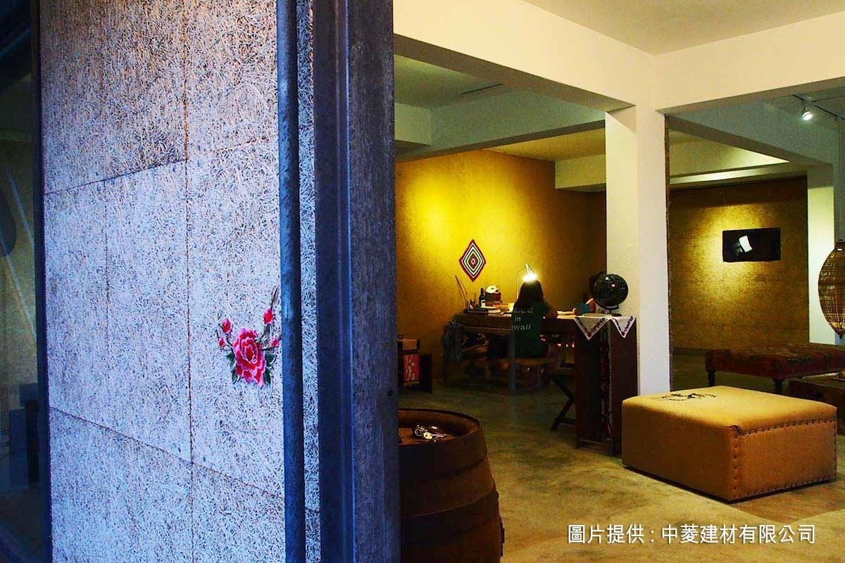 樸實無華的鑽泥板加上燈光投射,就是映襯畫作絕佳的背景。 樸實無華的鑽泥板加上燈光投射,就是映襯畫作絕佳的背景。