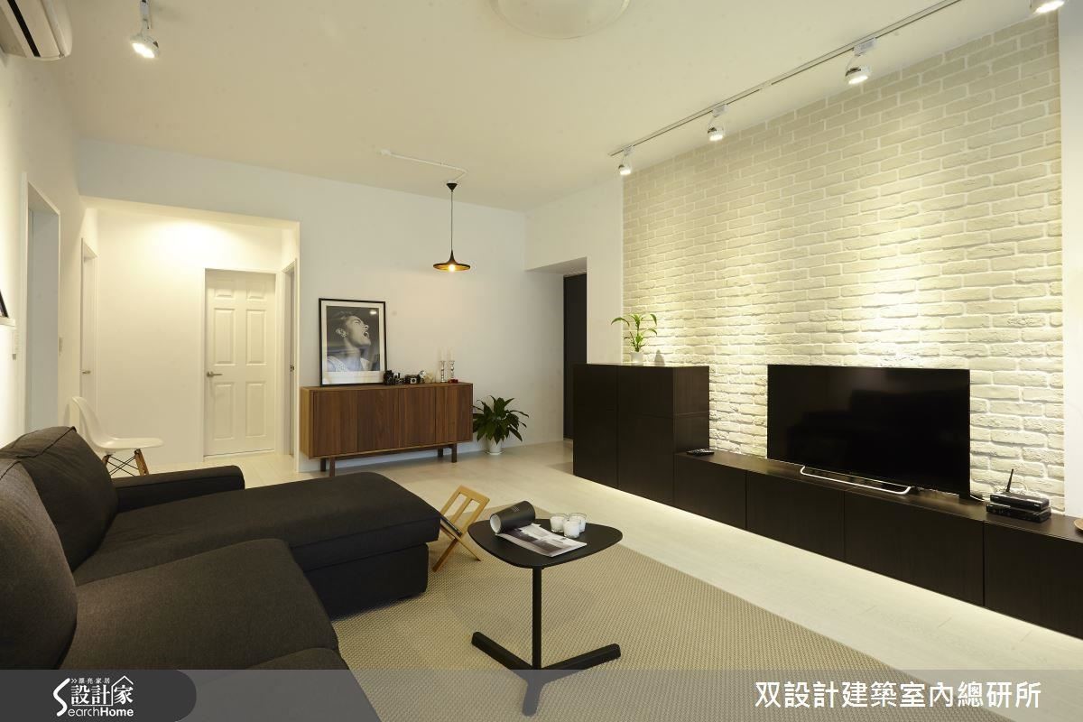 在通往屋內房間的通道旁,北歐風原木櫃陳列了屋主收藏的相機。此區天花板垂掛一盞小吊燈,吊燈本身是一種裝飾,燈光則能勾勒出這區的範圍並予以強調。 在通往屋內房間的通道旁,北歐風原木櫃陳列了屋主收藏的相機。此區天花板垂掛一盞小吊燈,吊燈本身是一種裝飾,燈光則能勾勒出這區的範圍並予以強調。