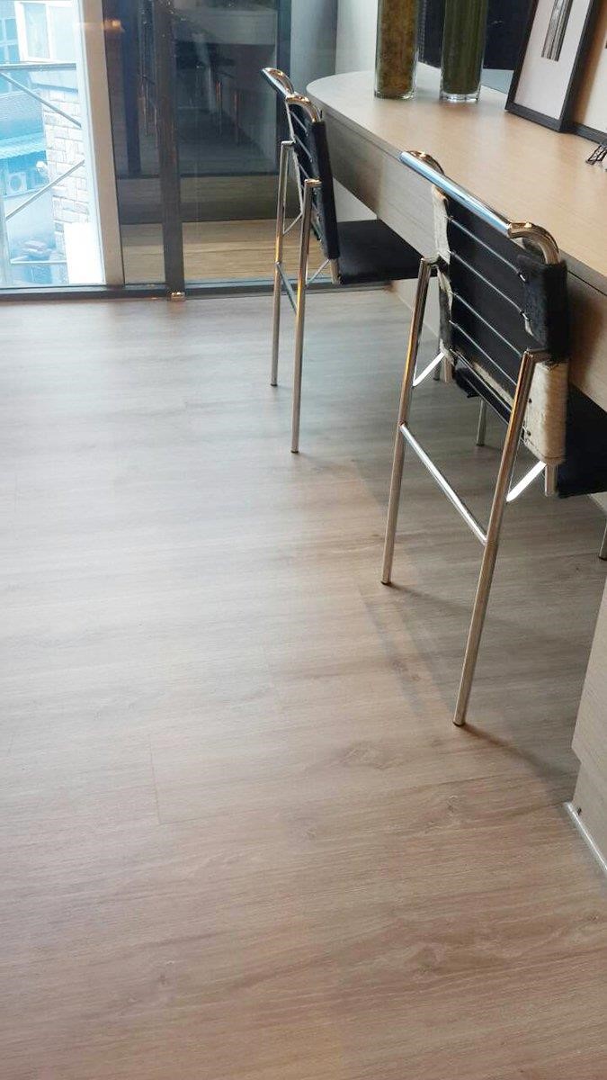 對於想要擁有木地板質感但又要兼具耐用耐磨特性的消費者來說,超耐磨地板的推出無疑是一個福音!圖片提供_地板王 對於想要擁有木地板質感但又要兼具耐用耐磨特性的消費者來說,超耐磨地板的推出無疑是一個福音!圖片提供_地板王