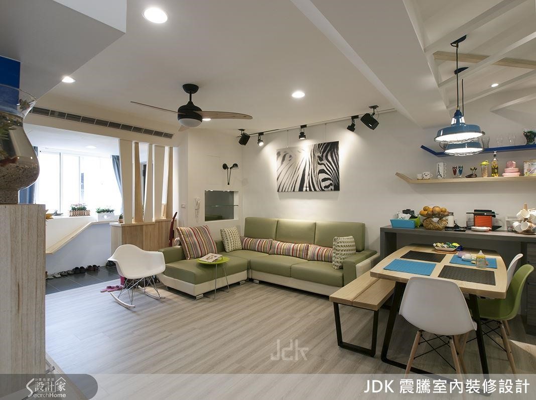 拆除 30 年老屋的兩面牆,將最能象徵北歐生活的充沛日光與開放空間引入公領域。 拆除 30 年老屋的兩面牆,將最能象徵北歐生活的充沛日光與開放空間引入公領域。
