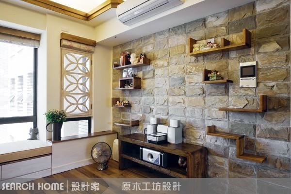 粗獷感石材推疊成的電視牆,用活潑線條的層板做展示,以簡潔活潑平衡石材的踏實穩重,視覺又保有石材紋路的全貌。 粗獷感石材推疊成的電視牆,用活潑線條的層板做展示,以簡潔活潑平衡石材的踏實穩重,視覺又保有石材紋路的全貌。