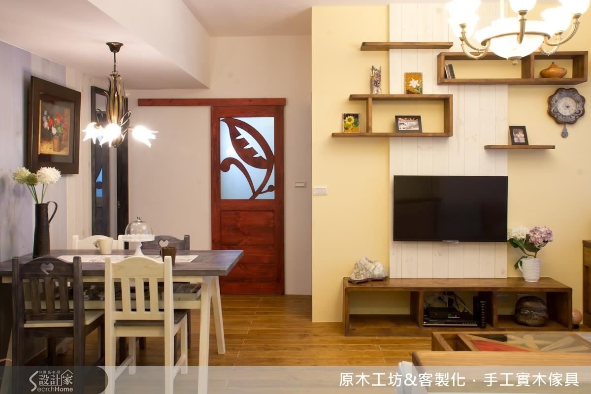 居住人口少,收納機能已有妥當配置,因此電視牆不做雜物收納,僅以不規則開闔的線條層板做展示空間,增添豐富感。 居住人口少,收納機能已有妥當配置,因此電視牆不做雜物收納,僅以不規則開闔的線條層板做展示空間,增添豐富感。