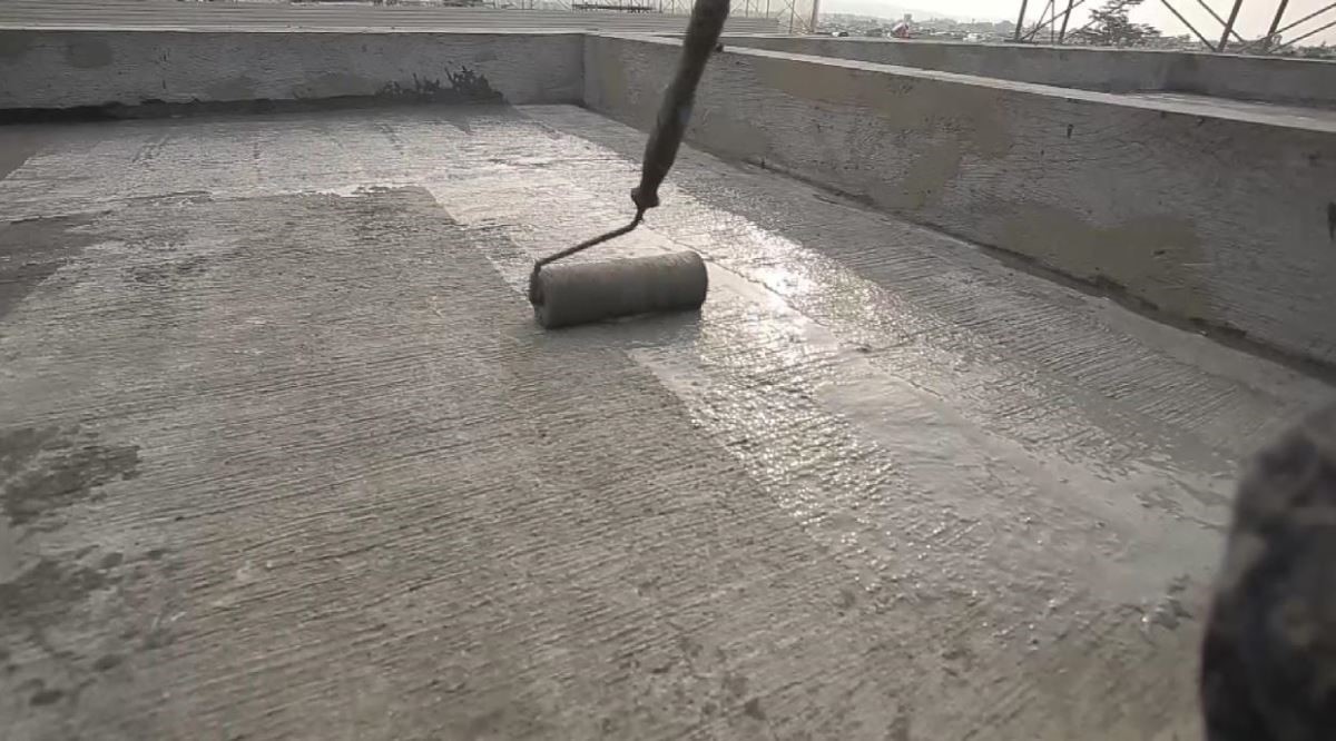 第一道防水塗層。 第一道防水塗層。