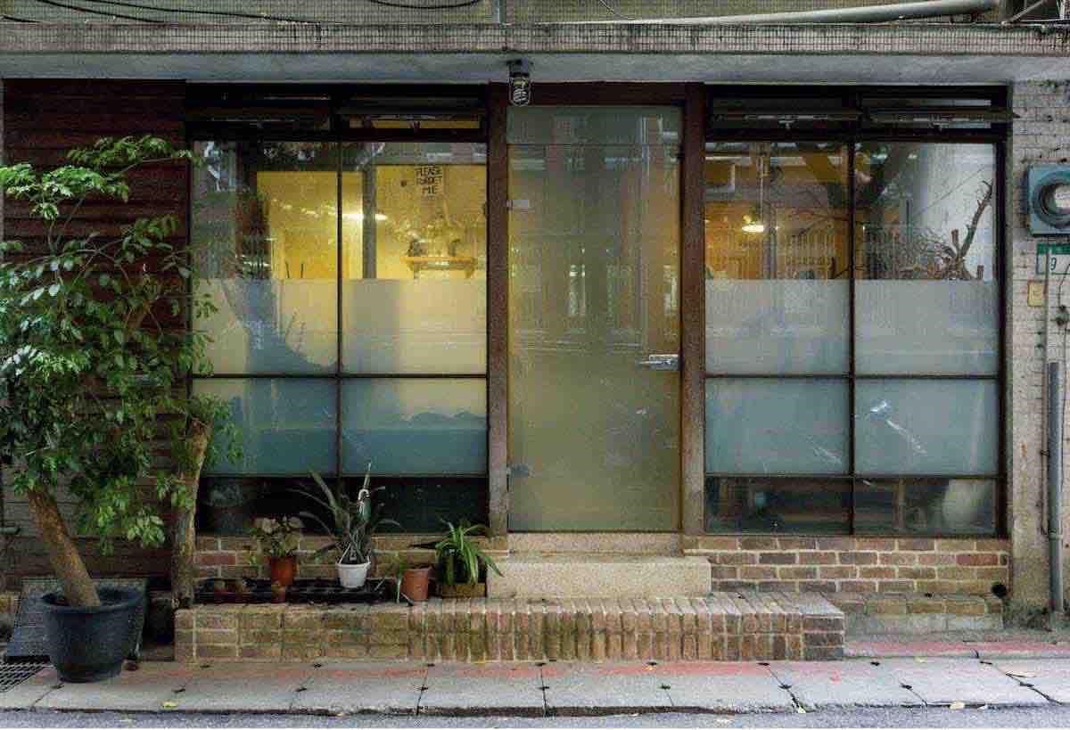 這原本是一間出版社辦公室,李霽承租下來後,改作為住家兼辦公室使用。 這原本是一間出版社辦公室,李霽承租下來後,改作為住家兼辦公室使用。