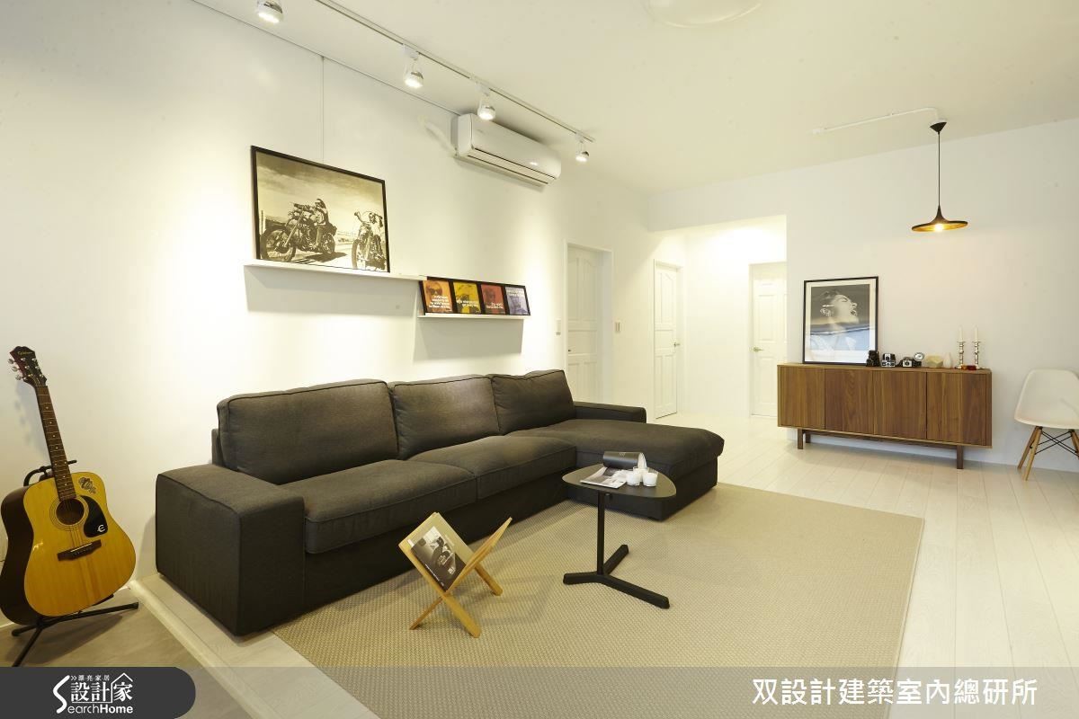 簡潔的白色空間裡,每項元素都透露男主人的嗜好與美學品味。 簡潔的白色空間裡,每項元素都透露男主人的嗜好與美學品味。