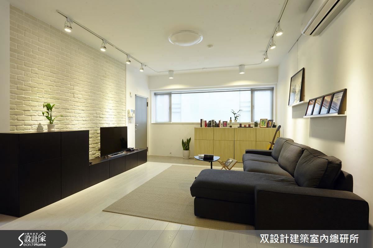 客廳是充滿男主人風采的藝文沙龍!靠牆的軌道燈既可打亮屋主攝影作品,戲劇性變化的光線讓也豐富了空間的質感。 客廳是充滿男主人風采的藝文沙龍!靠牆的軌道燈既可打亮屋主攝影作品,戲劇性變化的光線讓也豐富了空間的質感。