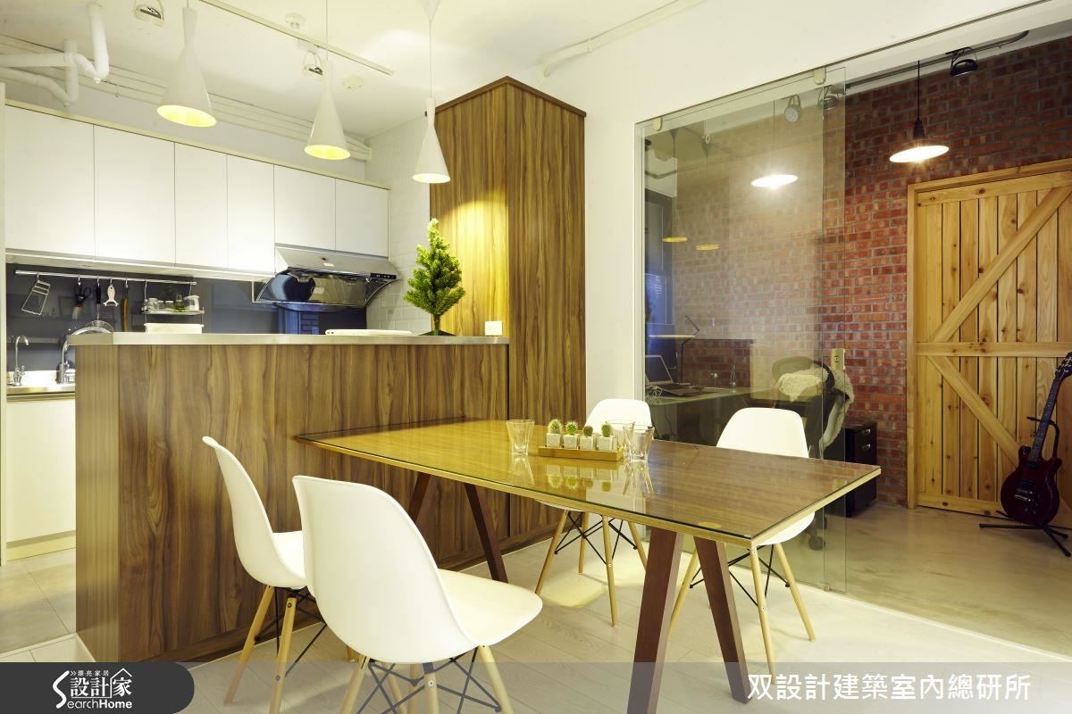 靠在吧檯外側的餐桌,很有「角落」般的親暱氛圍,空間裡的大量木質 則帶入了溫馨感。 靠在吧檯外側的餐桌,很有「角落」般的親暱氛圍,空間裡的大量木質 則帶入了溫馨感。