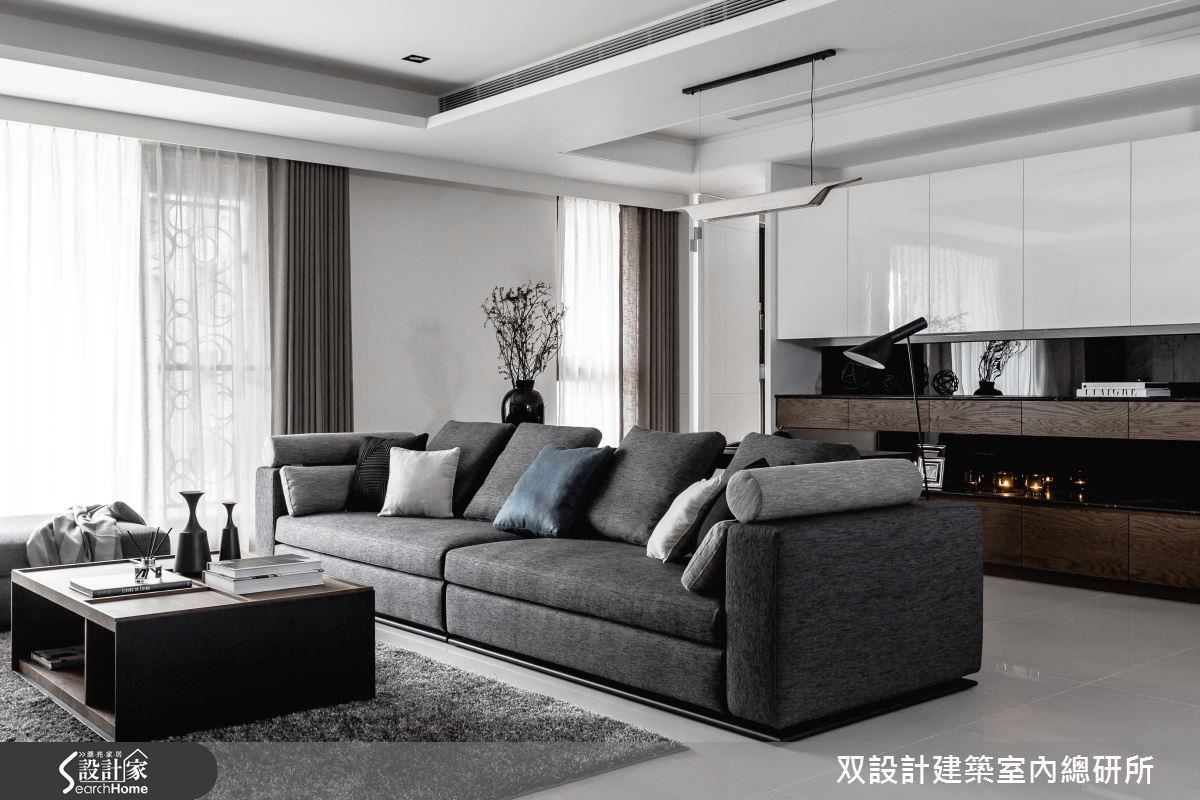 客廳的長沙發是看電視或影片的好所在。 客廳的長沙發是看電視或影片的好所在。