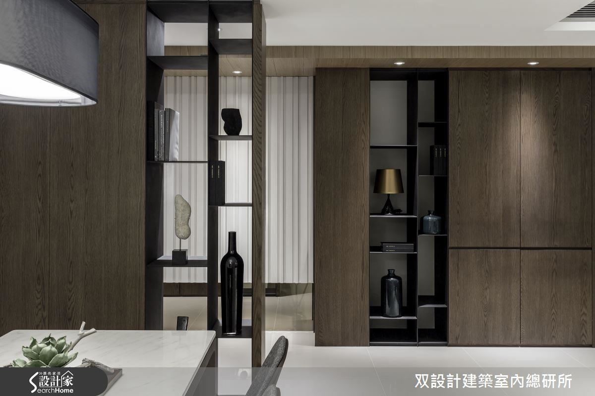 從餐桌的位置回望玄關。透空的展示架讓視線延伸,也讓人一眼就可看到進門的親友。 從餐桌的位置回望玄關。透空的展示架讓視線延伸,也讓人一眼就可看到進門的親友。