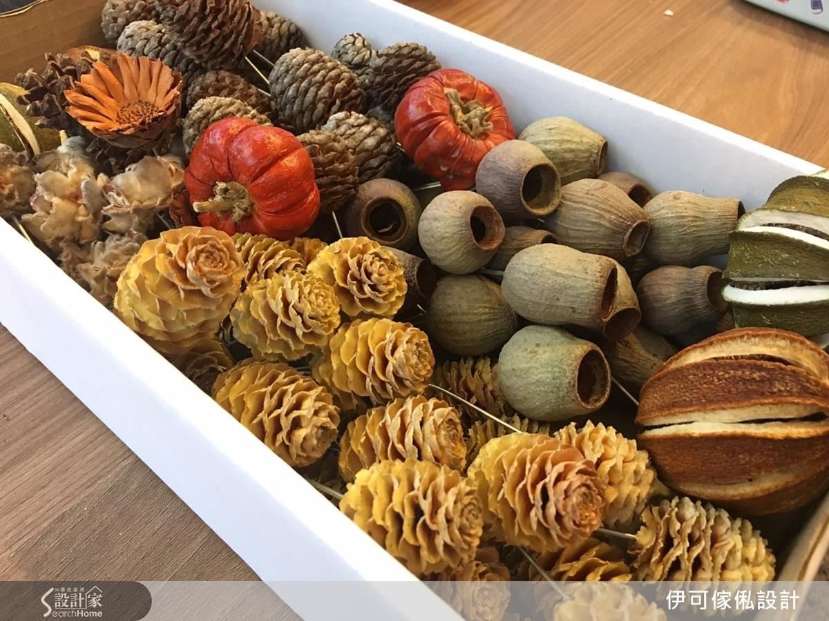 處理過的乾燥花材。 處理過的乾燥花材。