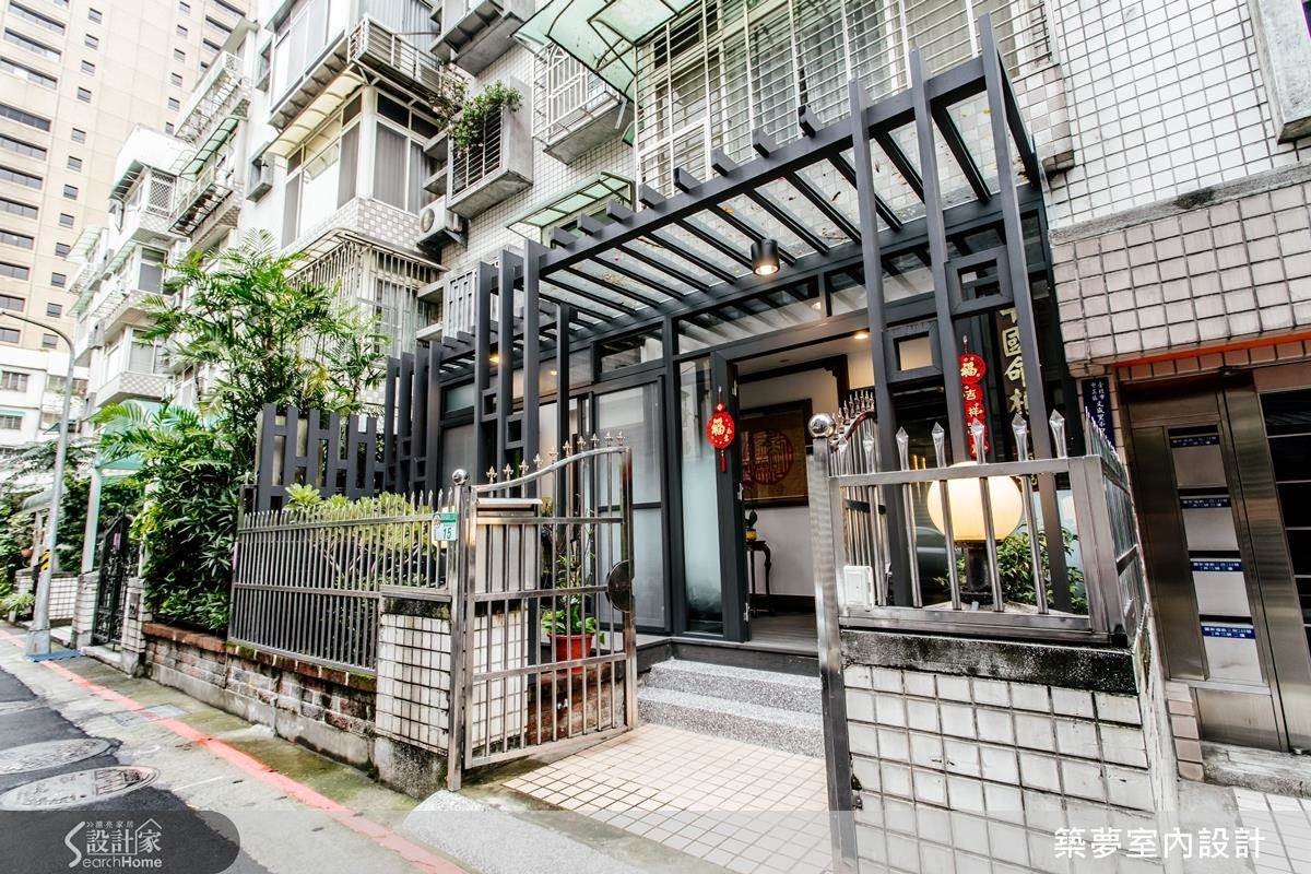 以鐵灰色格柵雨遮劃出內外,修飾建築外觀限制的缺點。 以鐵灰色格柵雨遮劃出內外,修飾建築外觀限制的缺點。