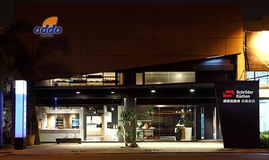 雙店面,面寬十五米,展售空間達一百五十坪的雅登廚飾台南店,重新裝潢後,以大器的設計,展現廚具展售設計新貌。 雙店面,面寬十五米,展售空間達一百五十坪的雅登廚飾台南店,重新裝潢後,以大器的設計,展現廚具展售設計新貌。