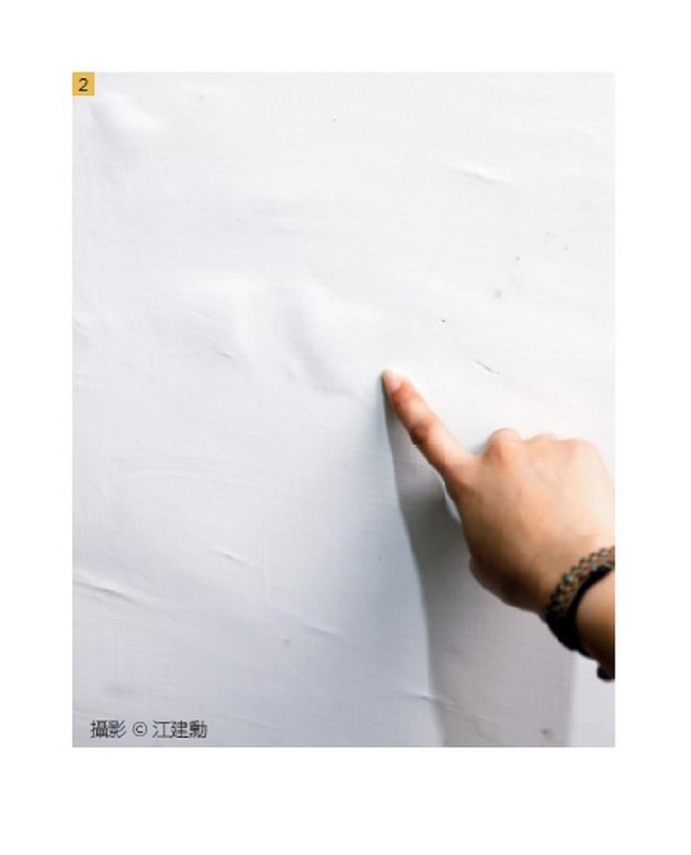 牆內含有多餘水分,導致表面浮漆。 攝影_江建勳 牆內含有多餘水分,導致表面浮漆。 攝影_江建勳