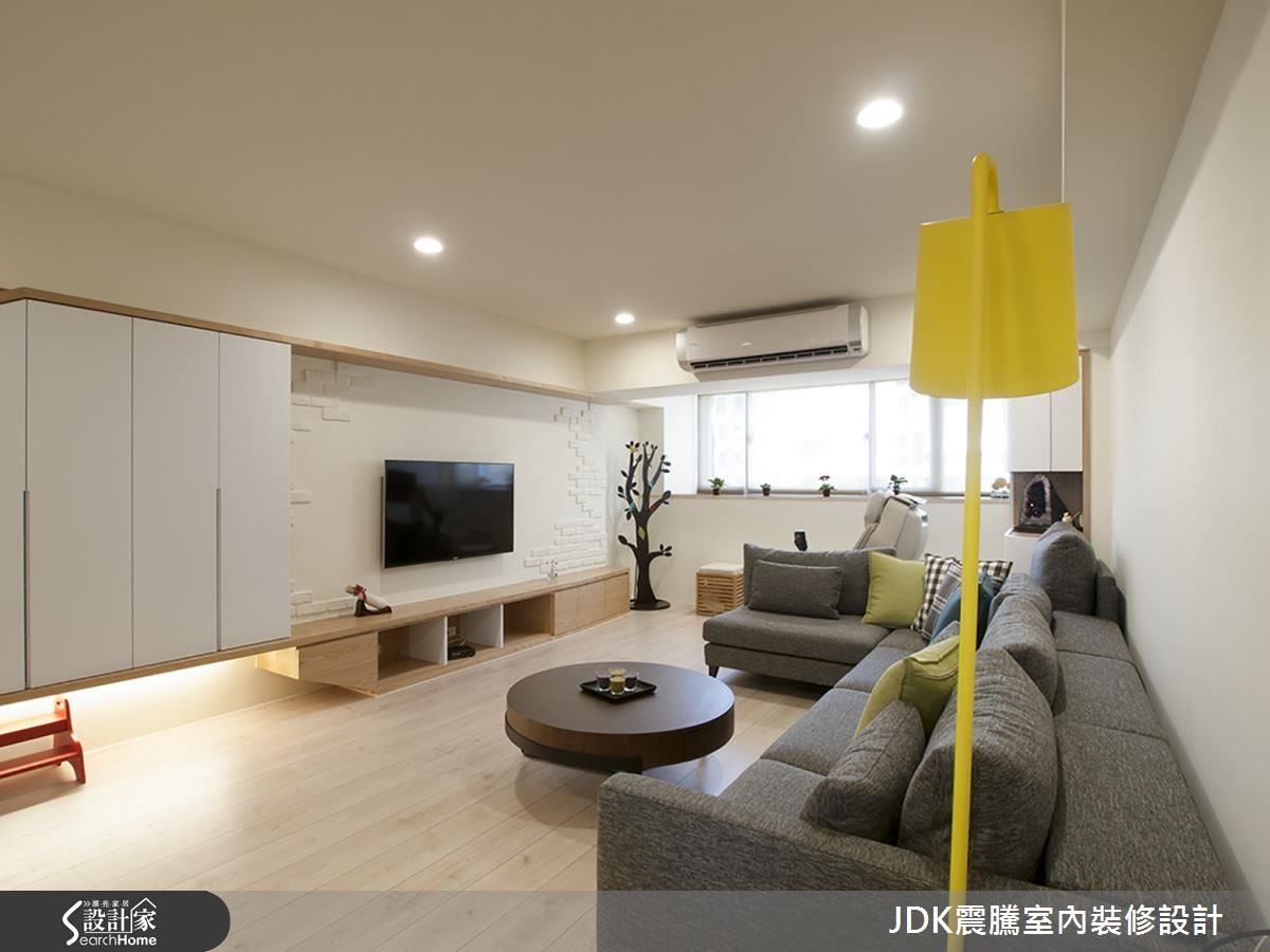 改造後的老屋,玄關的收納櫃一路串連至電視牆,懸吊式設計配合間接打光,減輕壓迫感,整體空間以清淺色調交織出溫馨自然的北歐風情。 改造後的老屋,玄關的收納櫃一路串連至電視牆,懸吊式設計配合間接打光,減輕壓迫感,整體空間以清淺色調交織出溫馨自然的北歐風情。