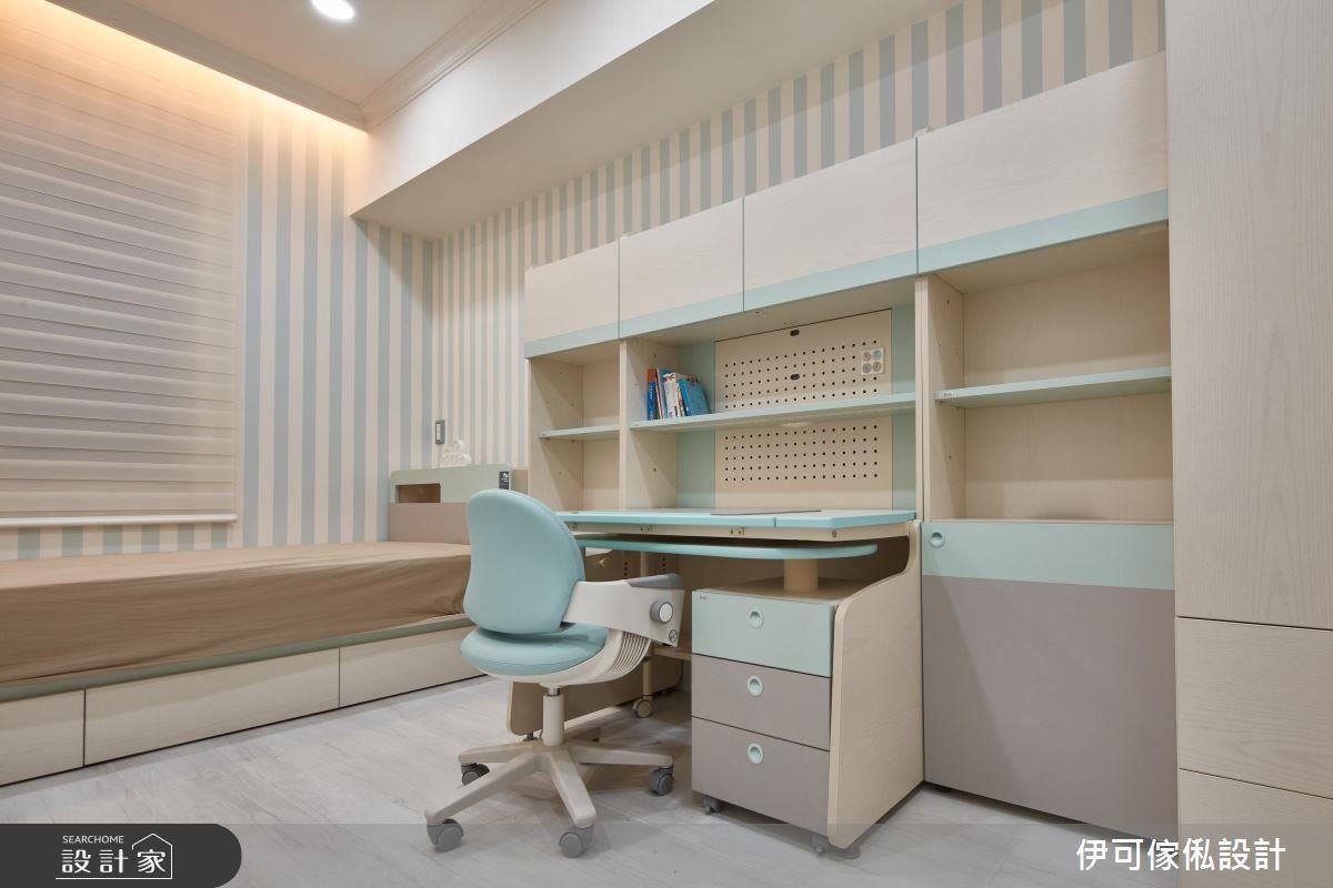 兒童房鋪設木地板並以壁紙鋪陳色調清新的舒眠風景。 兒童房鋪設木地板並以壁紙鋪陳色調清新的舒眠風景。