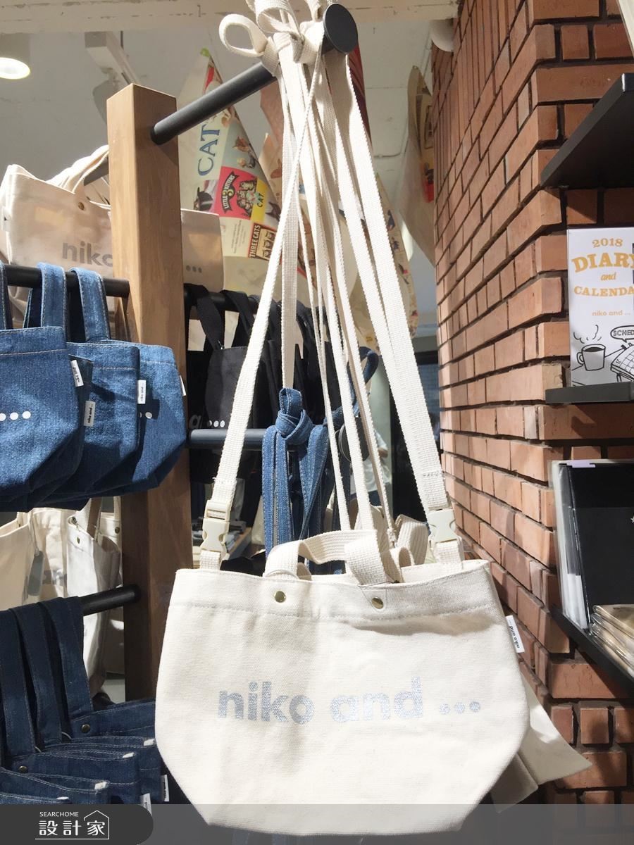 長揹帶的兩用包 價格參考 NT. 540元 長揹帶的兩用包 價格參考 NT. 540元