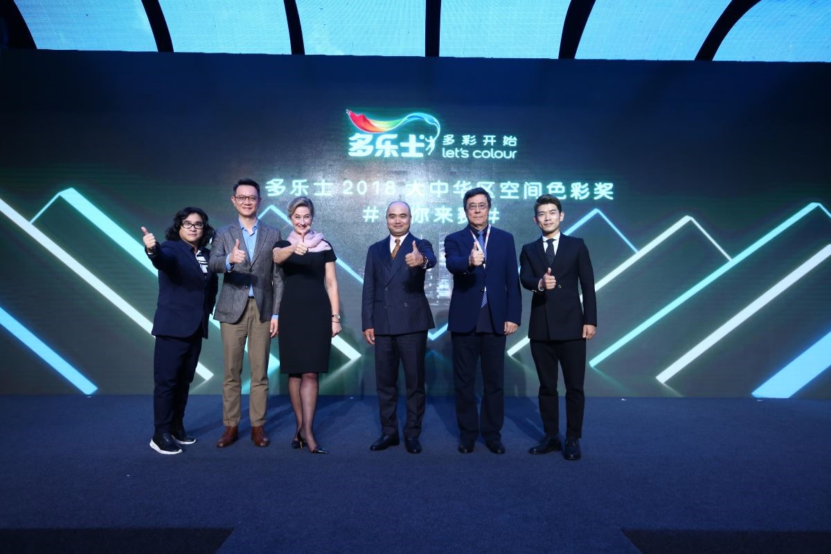 左起-香港室內設計協會會長何宗憲先生、阿克蘇諾貝爾中國及北亞區裝飾漆業務部市場總監霍筱泰先生、阿克蘇諾貝爾全球美學中心創意總監Heleen van Gent、阿克蘇諾貝爾中國區總裁、中國與北亞區裝飾漆業務部董事總經理林良琦博士、中國室內裝飾協會會長劉珝先生、ELLE DECORATION家居廊編輯總監孫信喜出席啟動中國多樂士盛會。 左起-香港室內設計協會會長何宗憲先生、阿克蘇諾貝爾中國及北亞區裝飾漆業務部市場總監霍筱泰先生、阿克蘇諾貝爾全球美學中心創意總監Heleen van Gent、阿克蘇諾貝爾中國區總裁、中國與北亞區裝飾漆業務部董事總經理林良琦博士、中國室內裝飾協會會長劉珝先生、ELLE DECORATION家居廊編輯總監孫信喜出席啟動中國多樂士盛會。