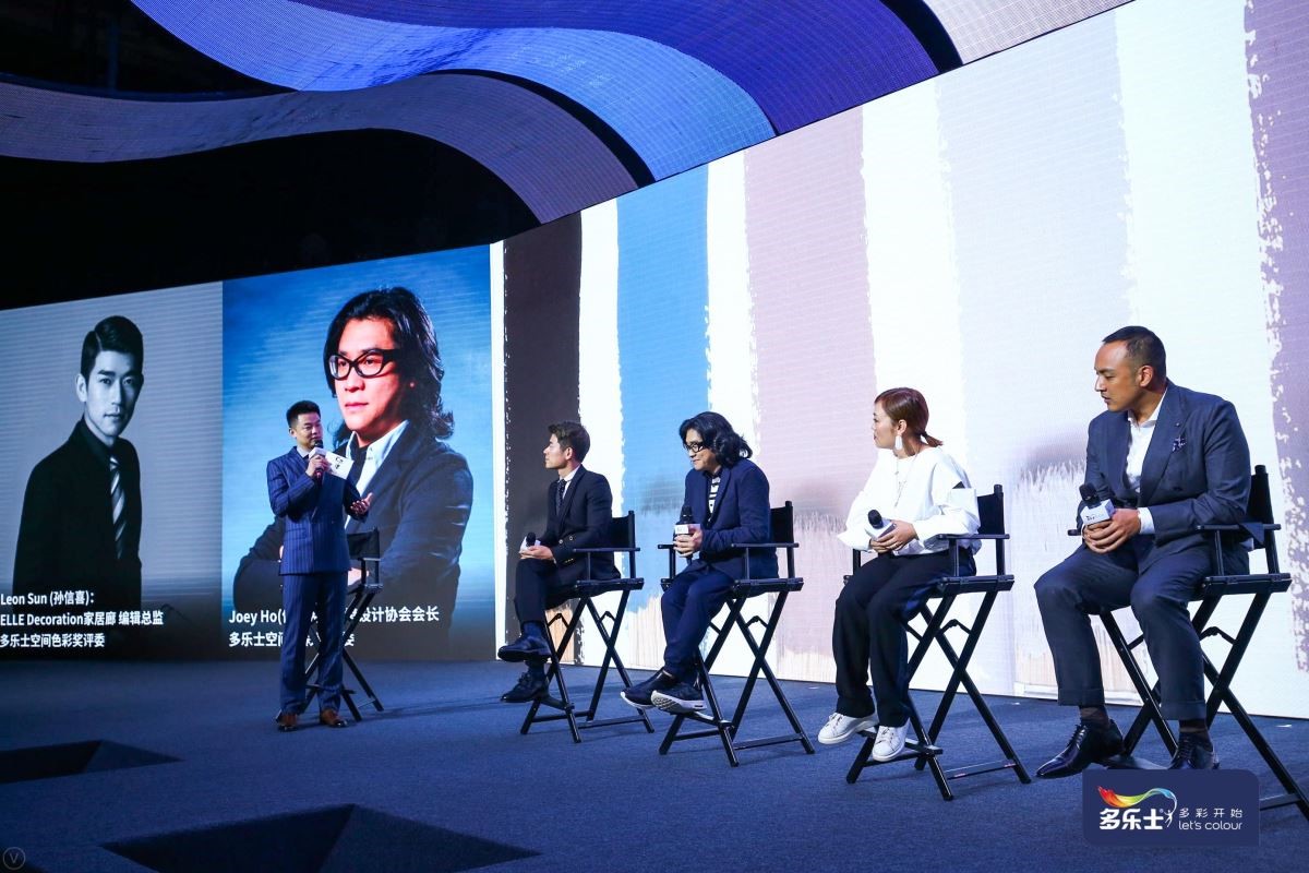 香港室內設計協會會長何宗憲先生(左三)、ELLE DECORATION 家居廊編輯總監孫信喜(左二)、第一屆中國區多樂士空間色彩獎獲獎選手鐘莉(右二)與入圍者何丹尼(右一)一同分享對流行色主題暖木棕的理解,一起尋找到家的溫暖,尋求心靈的放鬆感。 香港室內設計協會會長何宗憲先生(左三)、ELLE DECORATION 家居廊編輯總監孫信喜(左二)、第一屆中國區多樂士空間色彩獎獲獎選手鐘莉(右二)與入圍者何丹尼(右一)一同分享對流行色主題暖木棕的理解,一起尋找到家的溫暖,尋求心靈的放鬆感。