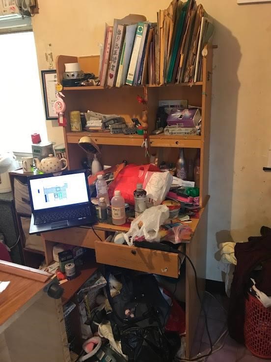 圖片中這個書桌就是被丟掉的書桌,能使用的空間只有2坪,實在不需要兩個書桌,更何況還必須留一個位置給圓夢的展示櫃,衡量之下我們一起把這個書桌搬到一樓請清潔隊載走。圖片提供_之琳到你家-居家整理收納 圖片中這個書桌就是被丟掉的書桌,能使用的空間只有2坪,實在不需要兩個書桌,更何況還必須留一個位置給圓夢的展示櫃,衡量之下我們一起把這個書桌搬到一樓請清潔隊載走。圖片提供_之琳到你家-居家整理收納