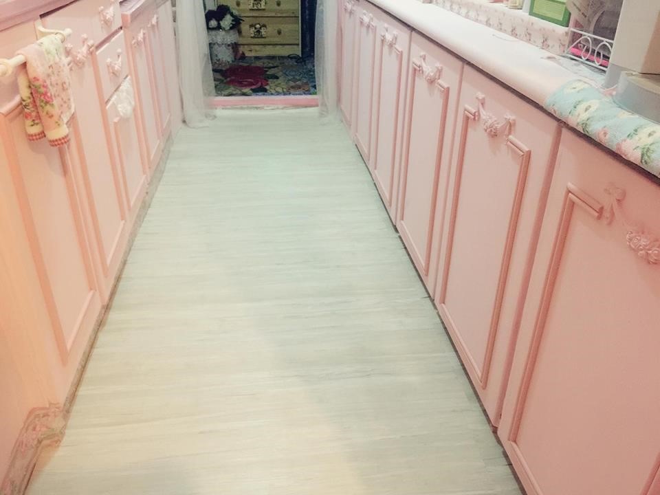 門片上為了增加立體感,以兒童防撞條剪下來充當線板,富有創意,也讓夢幻鄉村風的廚房在細節處更到位。圖片提供_ Novia Suan 門片上為了增加立體感,以兒童防撞條剪下來充當線板,富有創意,也讓夢幻鄉村風的廚房在細節處更到位。圖片提供_ Novia Suan